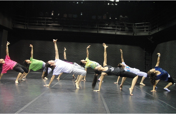 爵士舞优雅美观,控制力是指舞蹈中肌肉拉紧保持平衡的控制力和